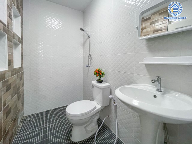 *****ทาวน์เฮ้าส์มือสองย่านกรุงเทพฯ ม.เค.ซี. คลัสเตอร์ รามอินทรา #หลังมุม เนื้อที่กว้างถึง 23 ตร.ว. ฟังก์ชัน 3 ห้องนอน 2 ห้องน้ำ 1 ที่จอดรถ บ้านสภาพสวย พร้อมเข้าอยู่ บนทำเลแห่งการเดินทาง เชื่อมต่อถ.หทัยราษฎร์, ถ.กาญจนาภิเษก, ถ.ศรีนครินทร์, ถ.รามคำแหง ใกล้แฟชั่นไอส์แลนด์